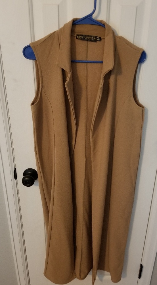 Long sleeveless coat